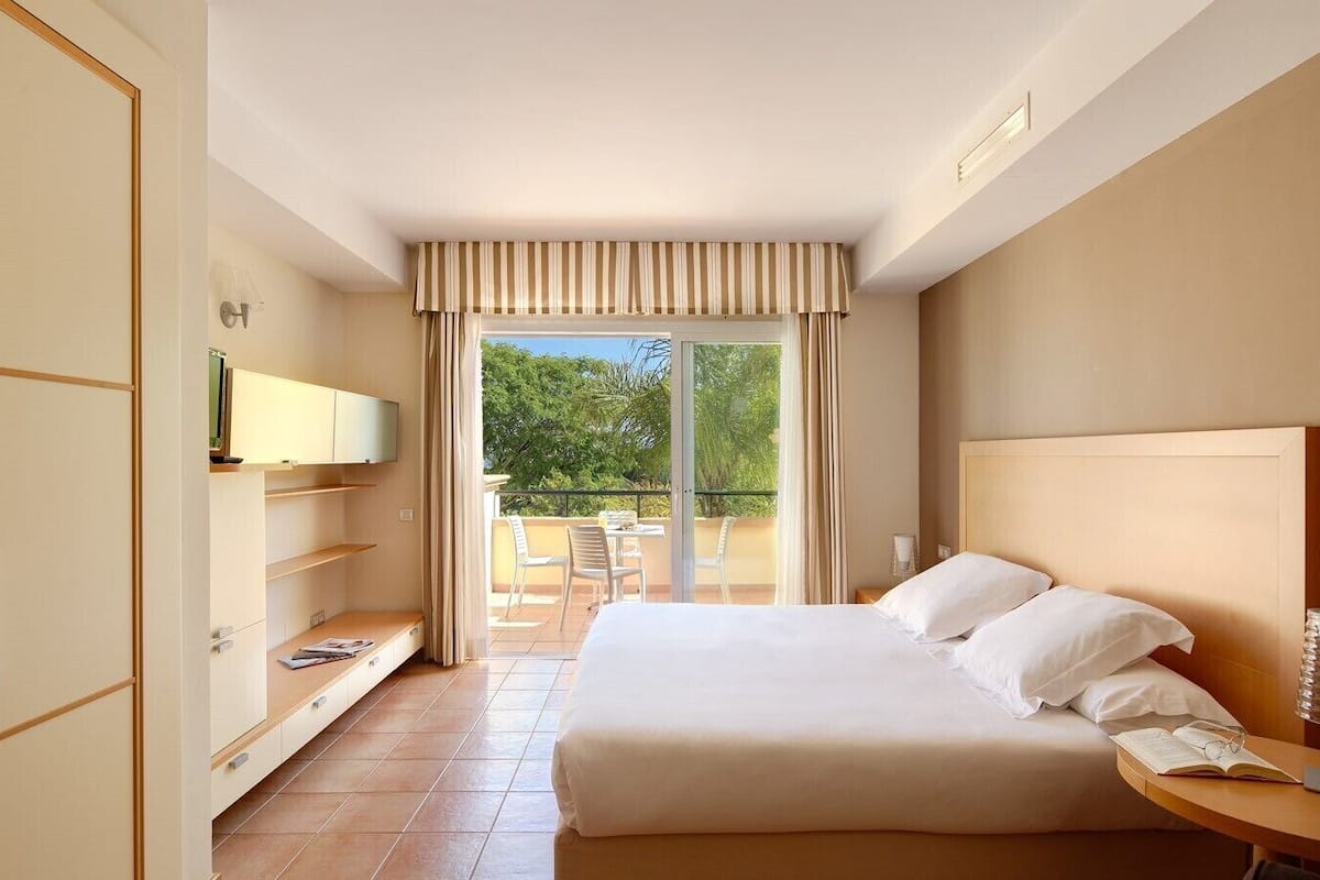 in-room safe, iron/ironing board, free wifi, bed sheets