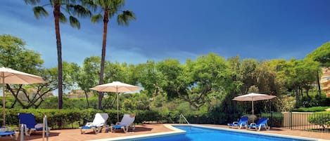Una piscina al aire libre (de 08:00 a 23:00), sombrillas, tumbonas