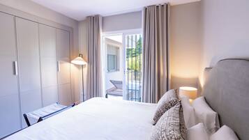 Superior appartement, 1 slaapkamer | Badkamer | Een bad/douchecombinatie, een haardroger, een bidet, vloerverwarming