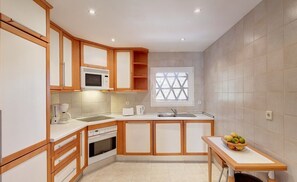 Suite | Eigene Küche | Kühlschrank, Mikrowelle, Herdplatte, Wasserkocher mit Kaffee-/Teezubehör