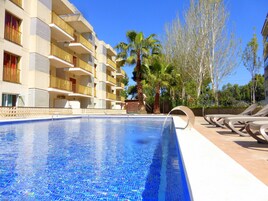 สระว่ายน้ำกลางแจ้ง