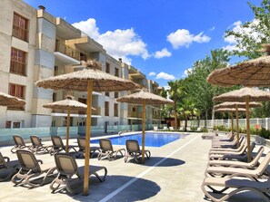 Una piscina al aire libre