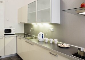 電冰箱、咖啡機/沖茶器、電熱水壺、鍋具/餐盤/廚房用品