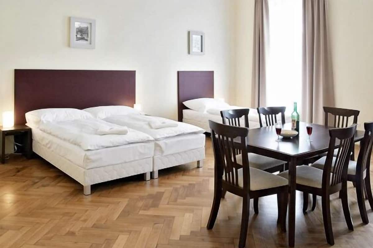 Appartement, 2 slaapkamers | 1 slaapkamer, een kluis op de kamer, een strijkplank/strijkijzer