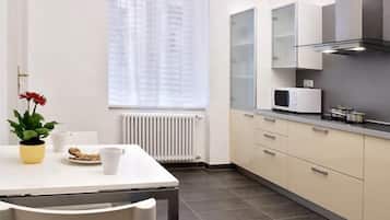 Lemari es, mesin pembuat kopi/teh, dan ketel listrik