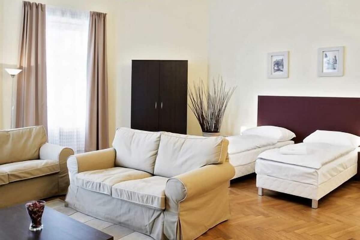 Appartement, 3 slaapkamers | Woonruimte | Een televisie