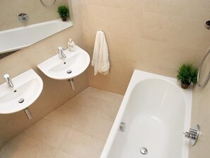 Combined shower/bathtub, hair dryer, bidet, towels