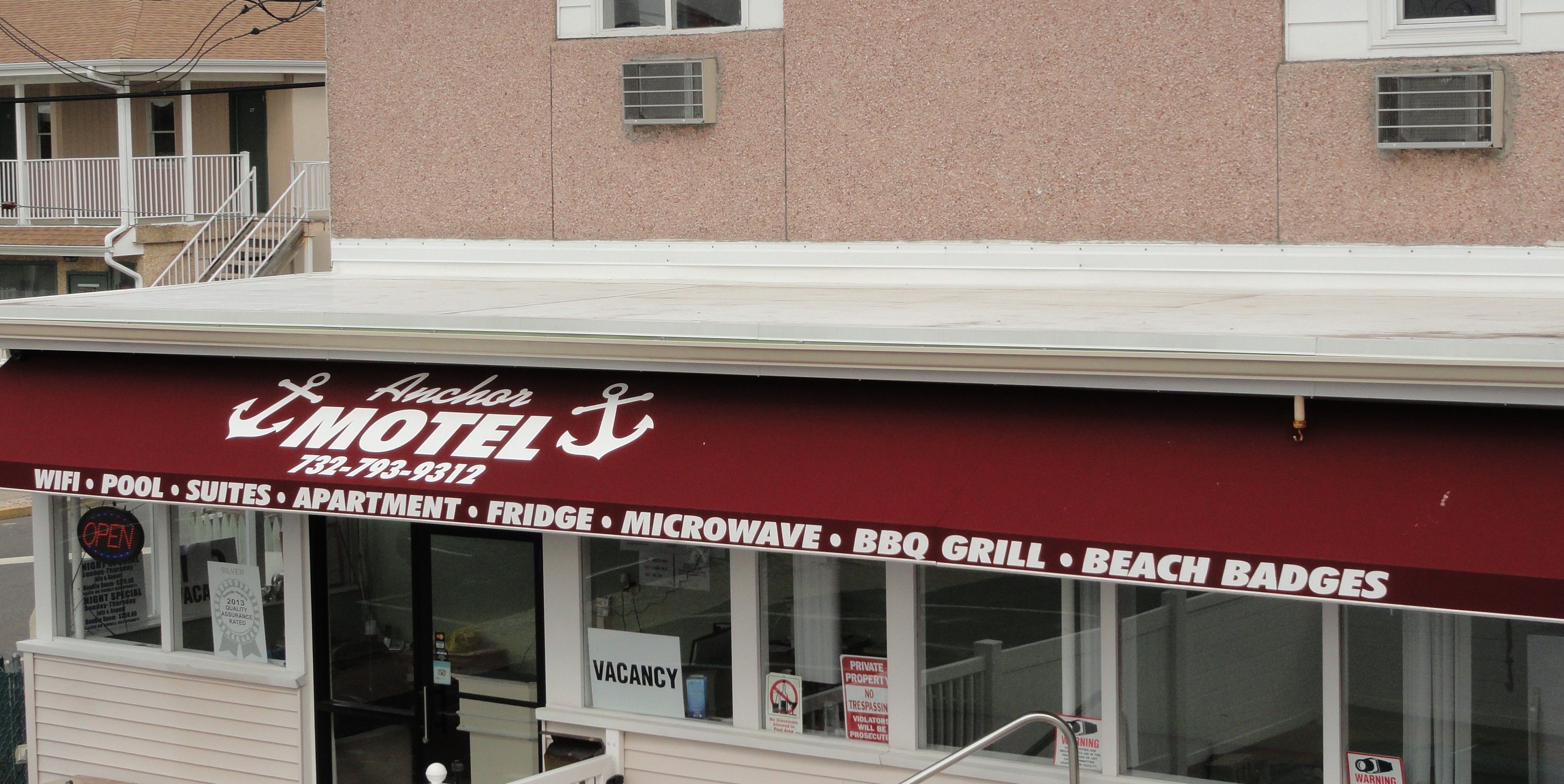 A motel with amenities including pool, suites, apartment, fridge, microwave, BBQ grill, and beach badges.