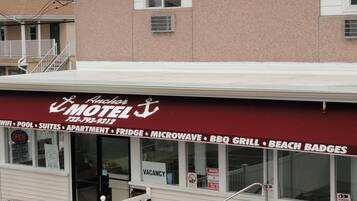 A motel with amenities including pool, suites, apartment, fridge, microwave, BBQ grill, and beach badges.