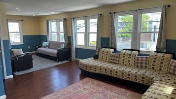 Appartamento, 4 camere da letto | Area soggiorno | TV a schermo piatto 32 pollici con canali via cavo, TV