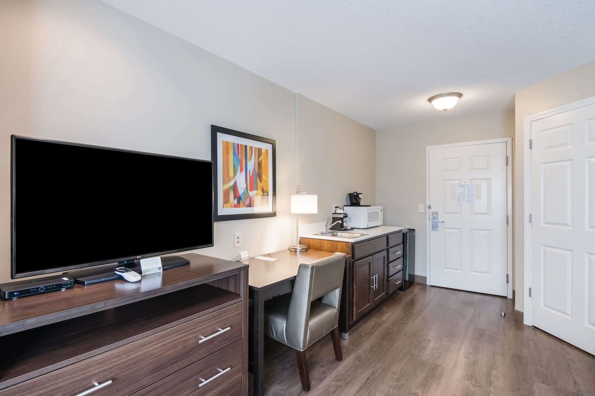 suite, 1 king bed, non smoking | desk, blackout curtains, iron/ironing board, free wifi