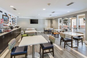 Desayuno completo gratuito y diario