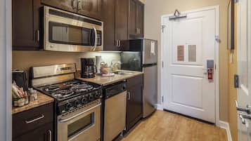 Full-sized fridge, microwave, stovetop, dishwasher