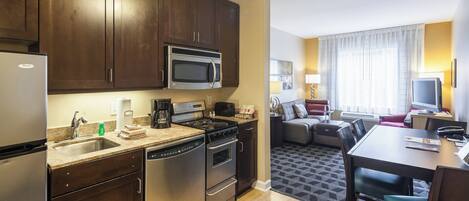 Suite, 2 Bedrooms | Peti besi dalam bilik, meja, ruang kerja komputer riba