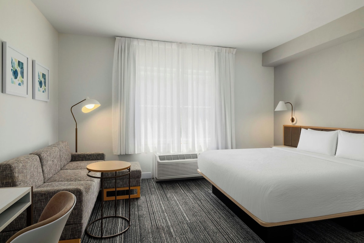 Studio, 1 très grand lit et 1 canapé-lit | Coffres-forts dans les chambres, bureau
