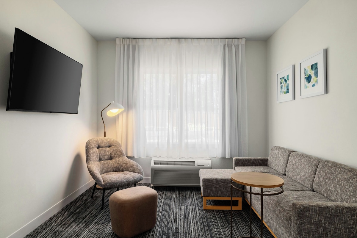 Suite, 2 chambres | Coffres-forts dans les chambres, bureau