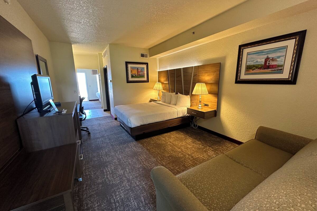 2 bedrooms, hypo-allergenic bedding, desk, blackout curtains