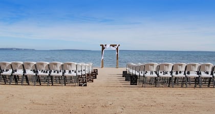 Mackinaw Beach & Bay Inn & Suites