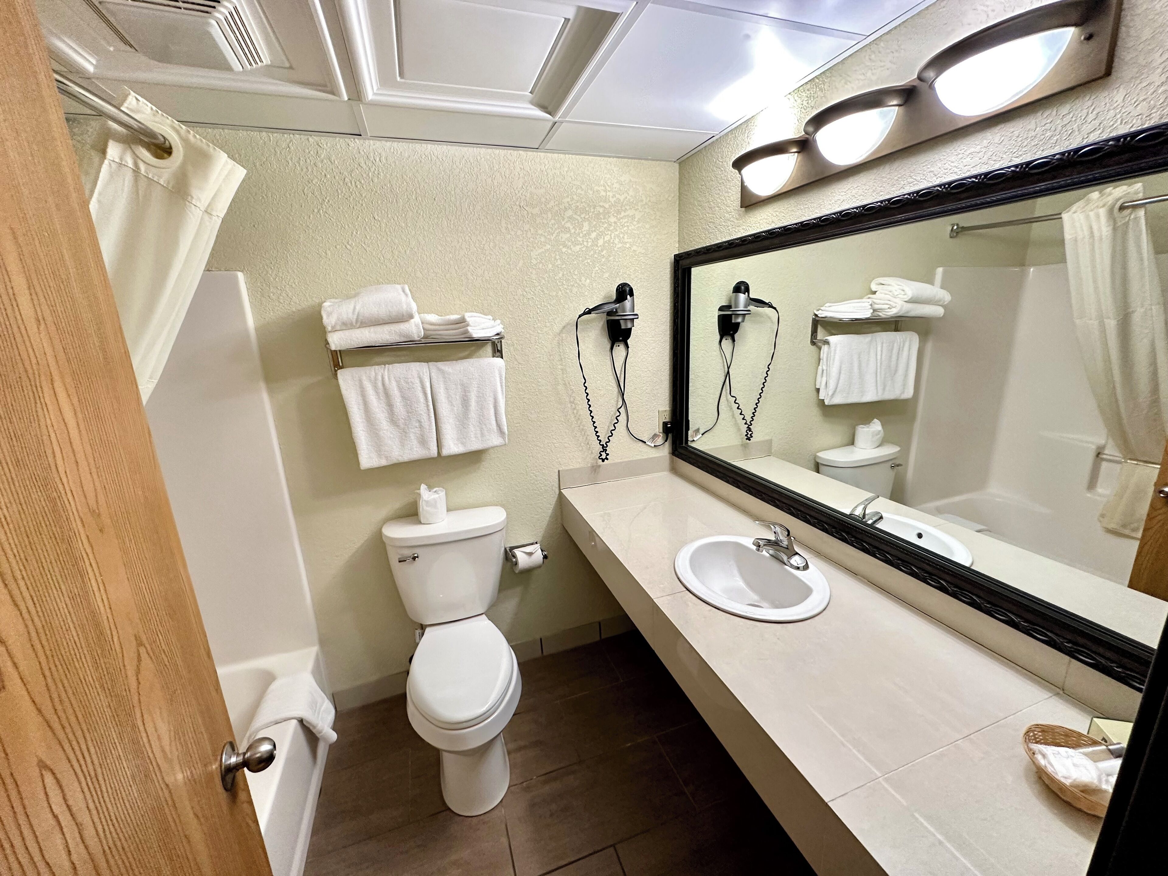 combined shower/bathtub, hydromassage showerhead, free toiletries