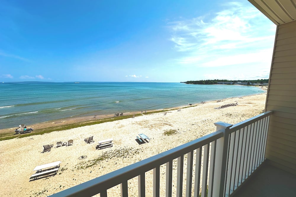 Mackinaw Beach & Bay Inn & Suites