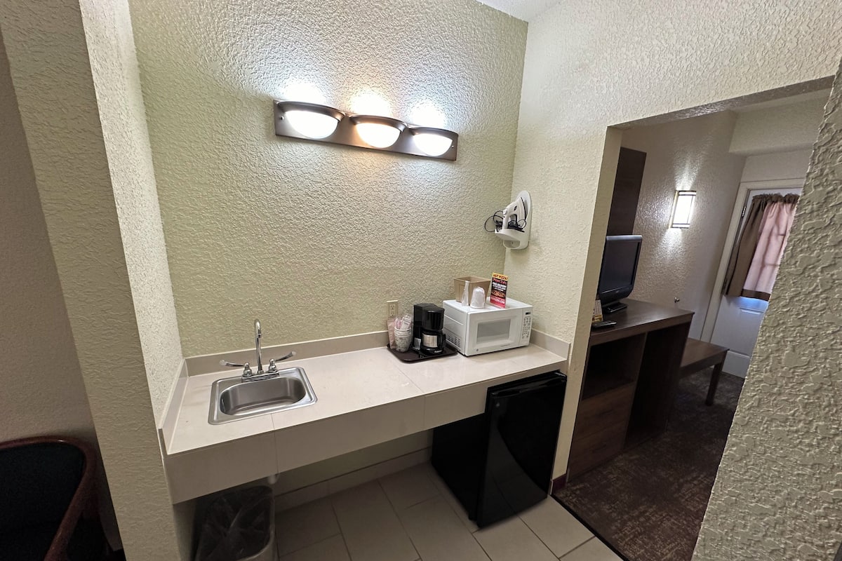 fridge, microwave, coffee/tea maker