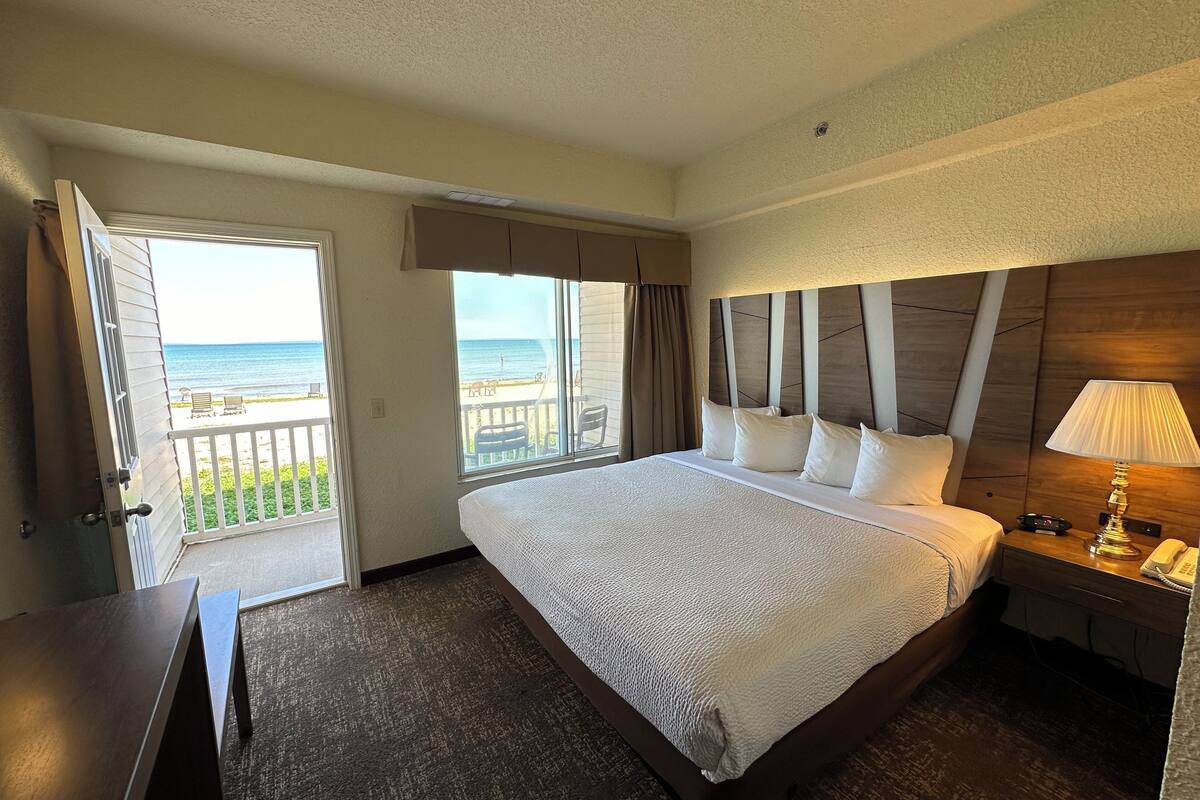 2 bedrooms, hypo-allergenic bedding, desk, blackout curtains