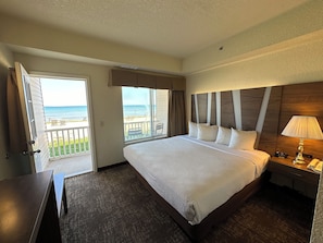Hypo-allergenic bedding, desk, blackout drapes, soundproofing - Mackinaw Beach & Bay Inn & Suites (Mackinaw City)