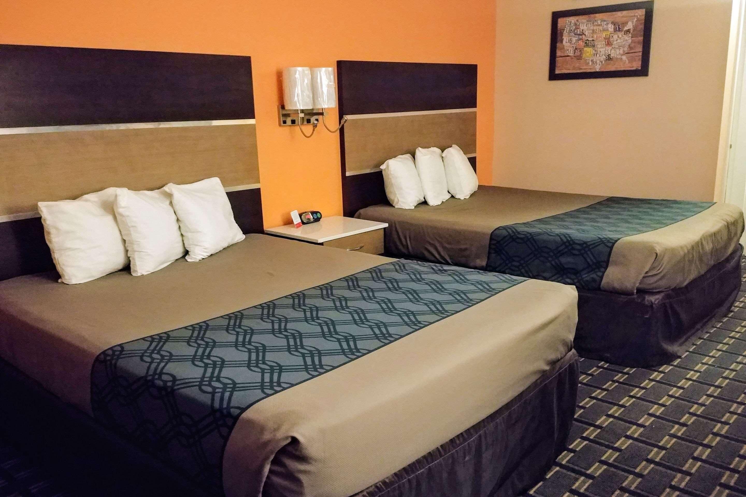 Meja kerja, setrika/meja setrika, dan tempat tidur lipat/tambahan