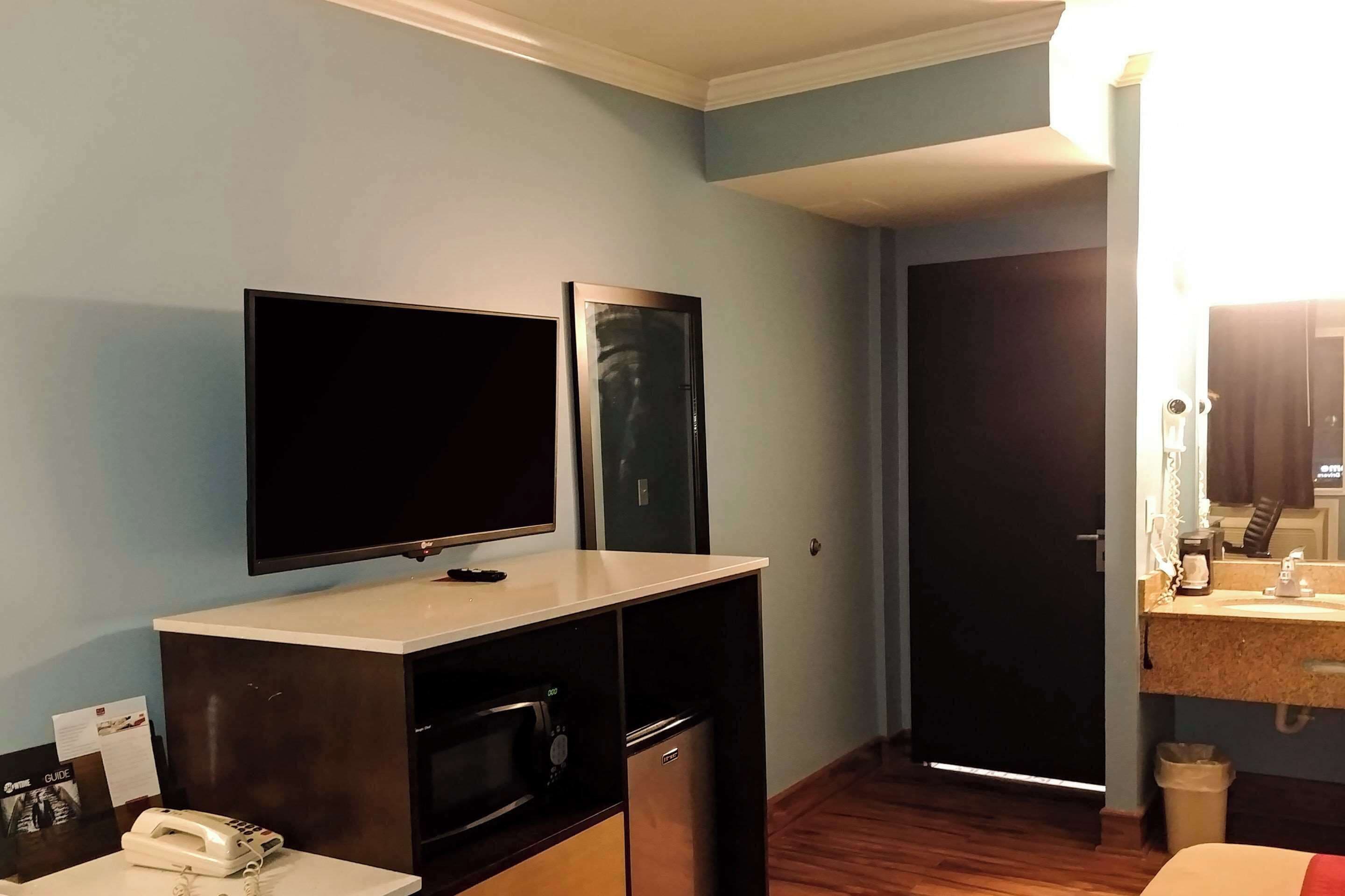 Standard Room, 1 Queen Bed, Smoking | Desk, iron/ironing board, rollaway beds, free WiFi