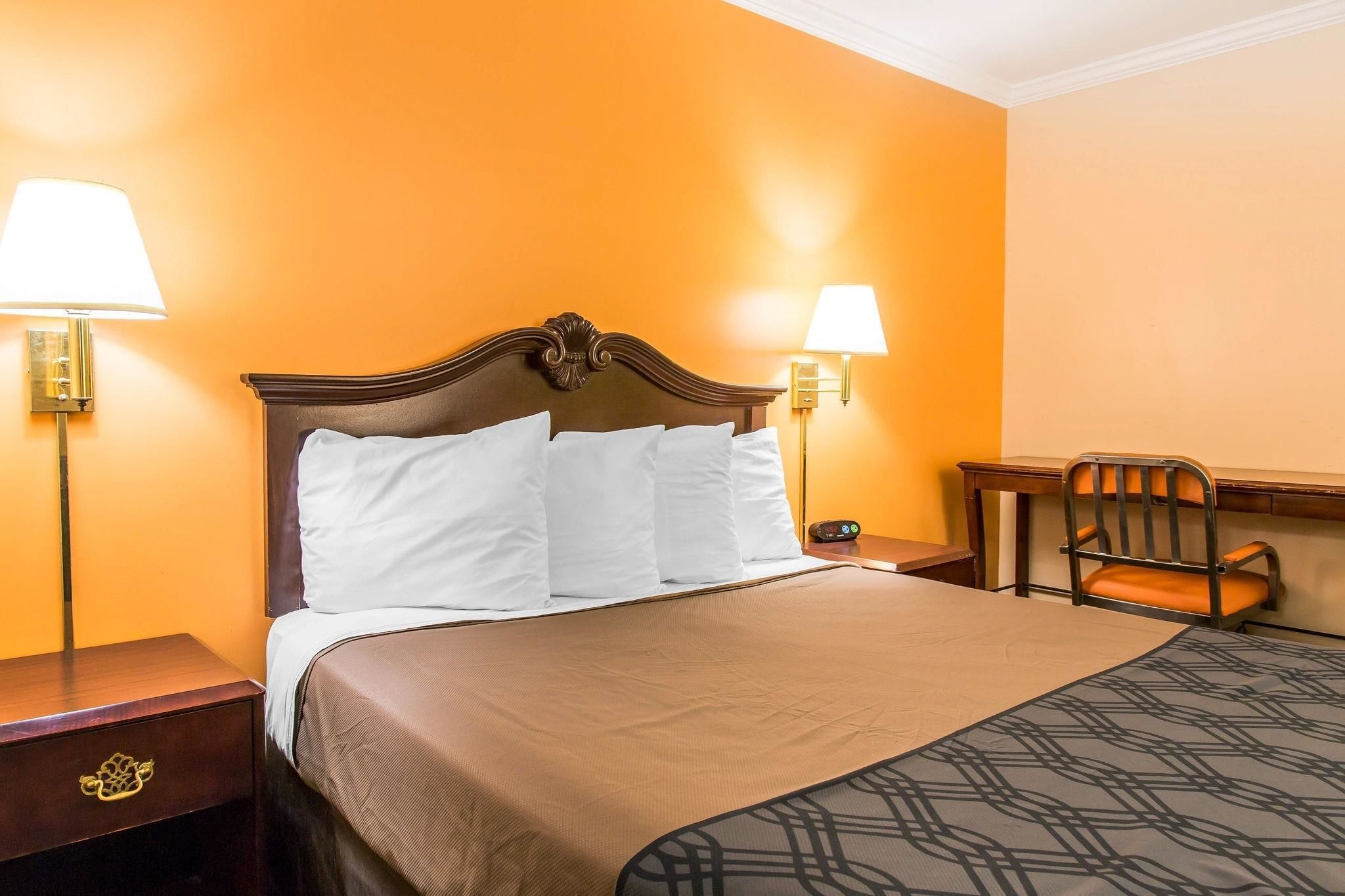 Bureau, fer et planche à repasser, lit d’appoint (supplément)