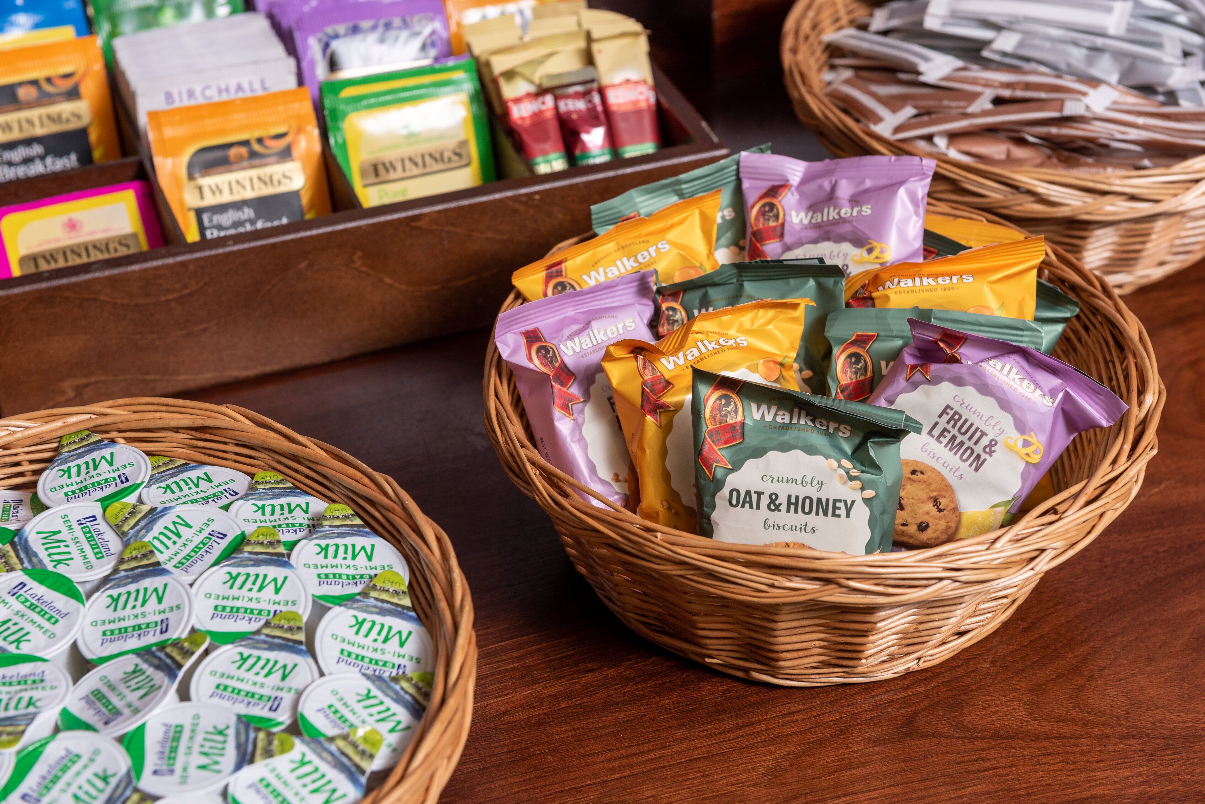 A kiállított termékek között csomagolt rágcsálnivalók és reggeliző termékek találhatók, többek között a Twinings, a Walkers és az Oat & Honey márkájú kekszek.