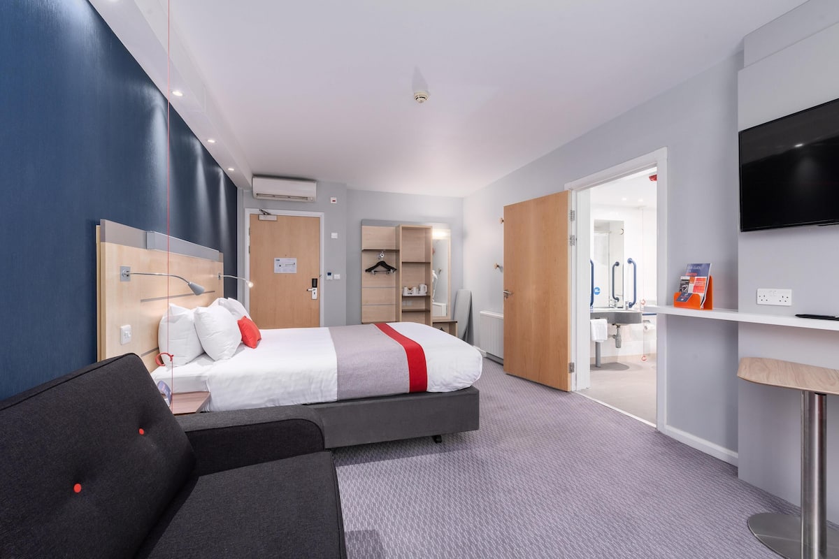 In-room safe, desk, blackout curtains, iron/ironing board (on request)