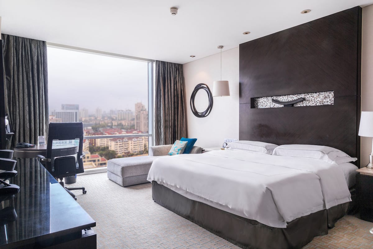 Premium bedding, minibar, in-room safe, desk