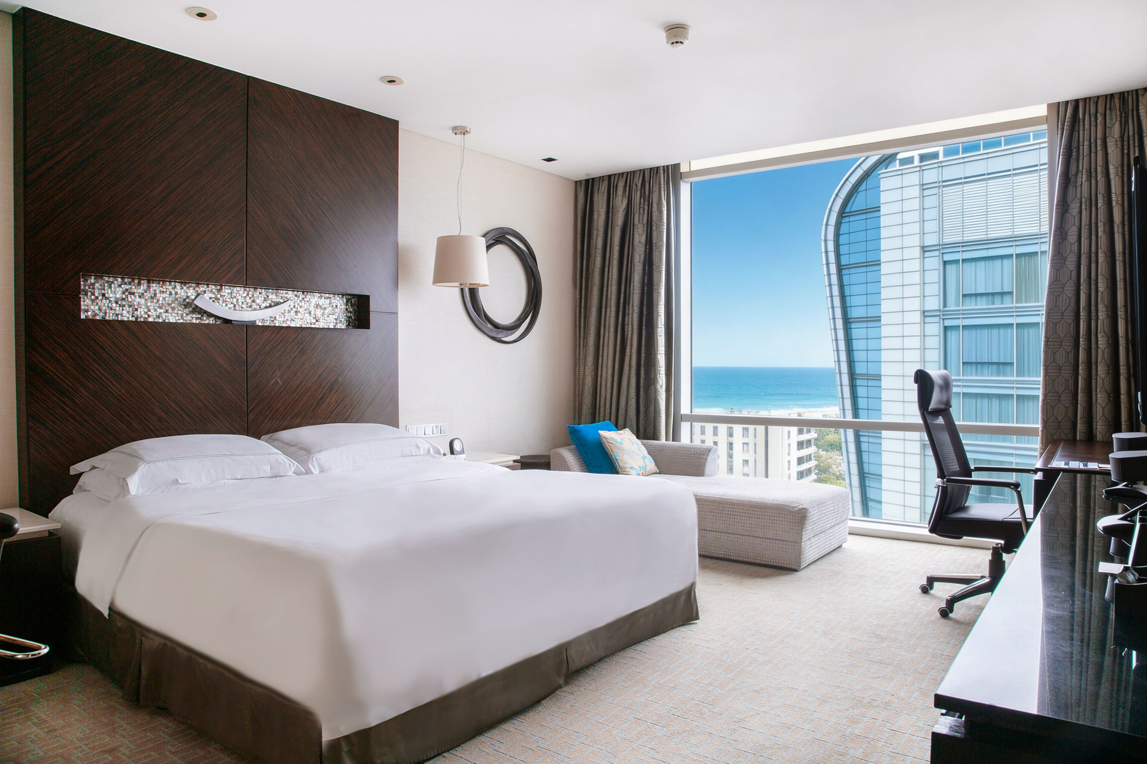 Ropa de cama de alta calidad, minibar, caja fuerte y escritorio