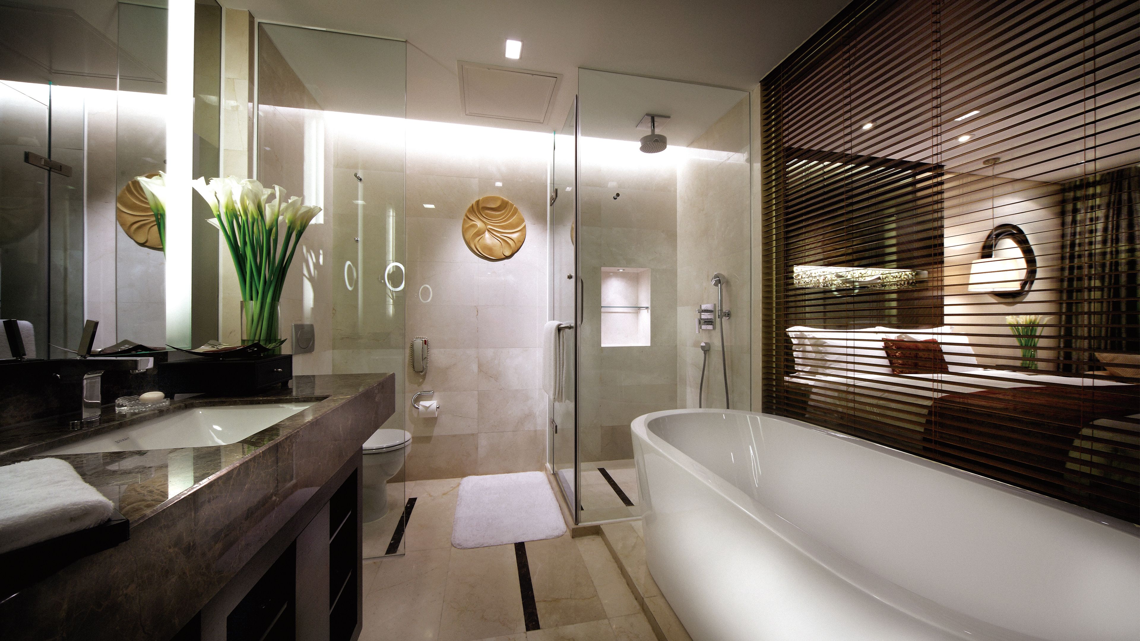 Combined shower/tub, rainfall showerhead, eco-friendly toiletries