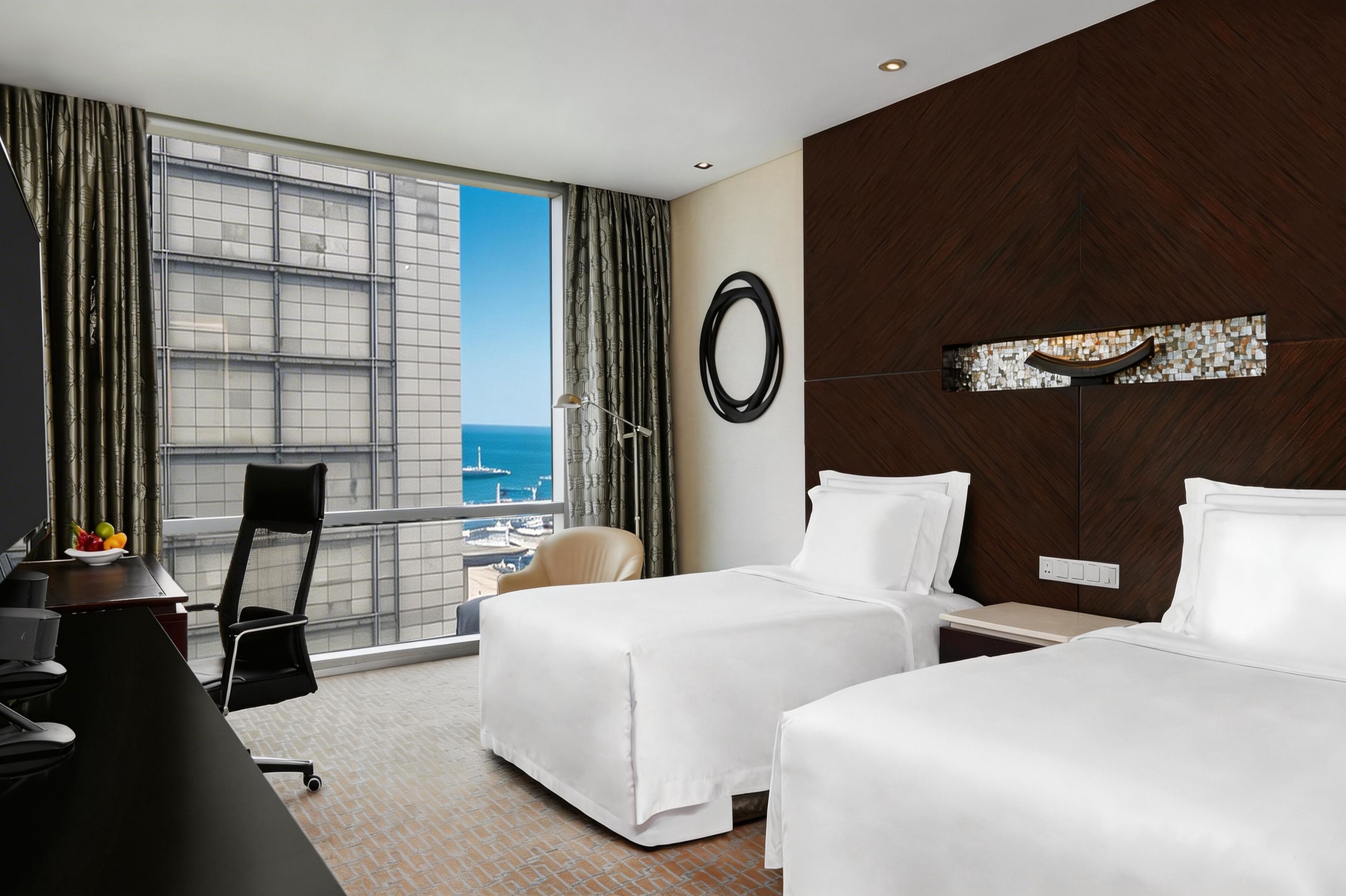 Habitación clásica, 2 camas dobles, vistas al mar | Ropa de cama de alta calidad, minibar, caja fuerte y escritorio