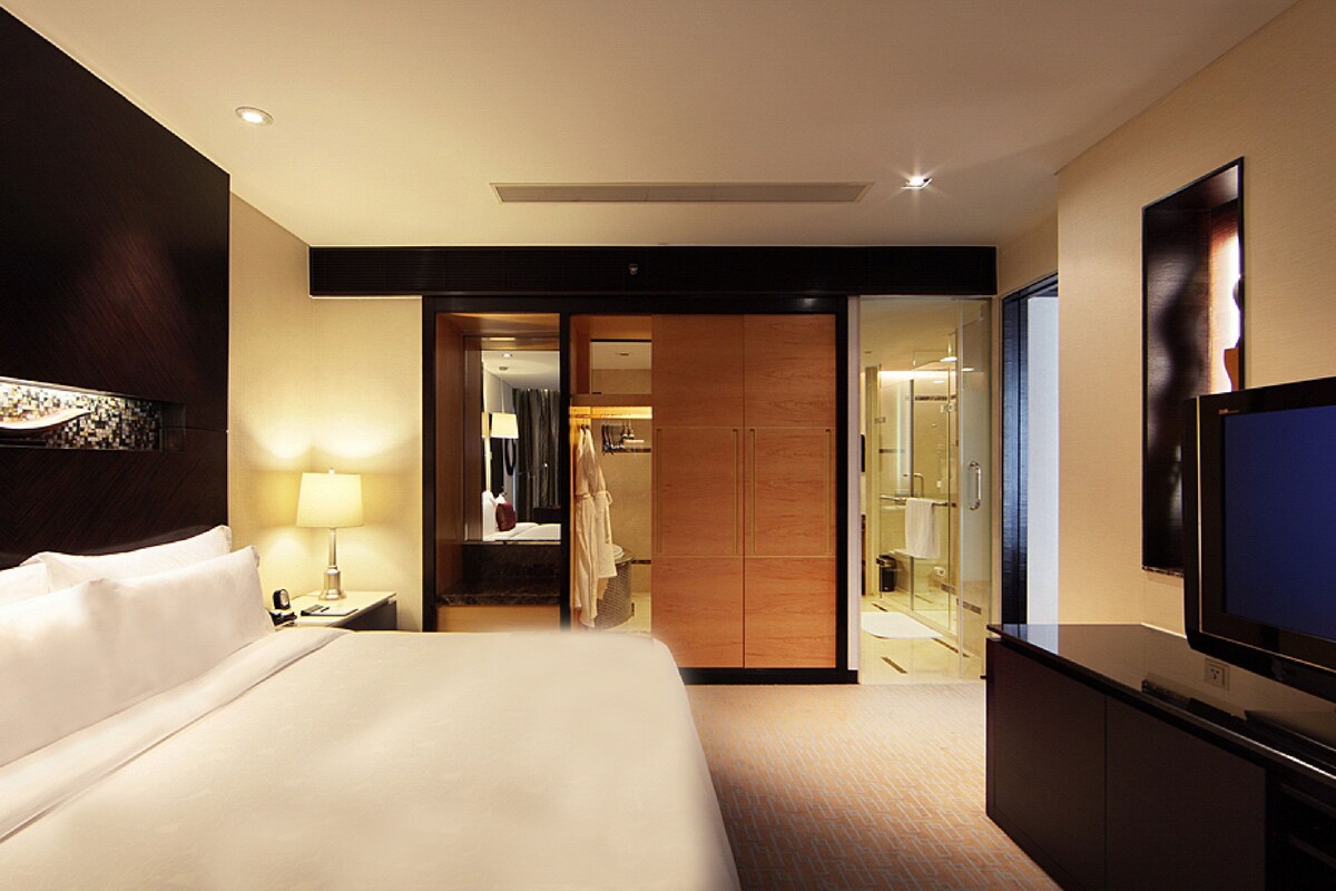 Hochwertige Bettwaren, Minibar, Zimmersafe, Schreibtisch