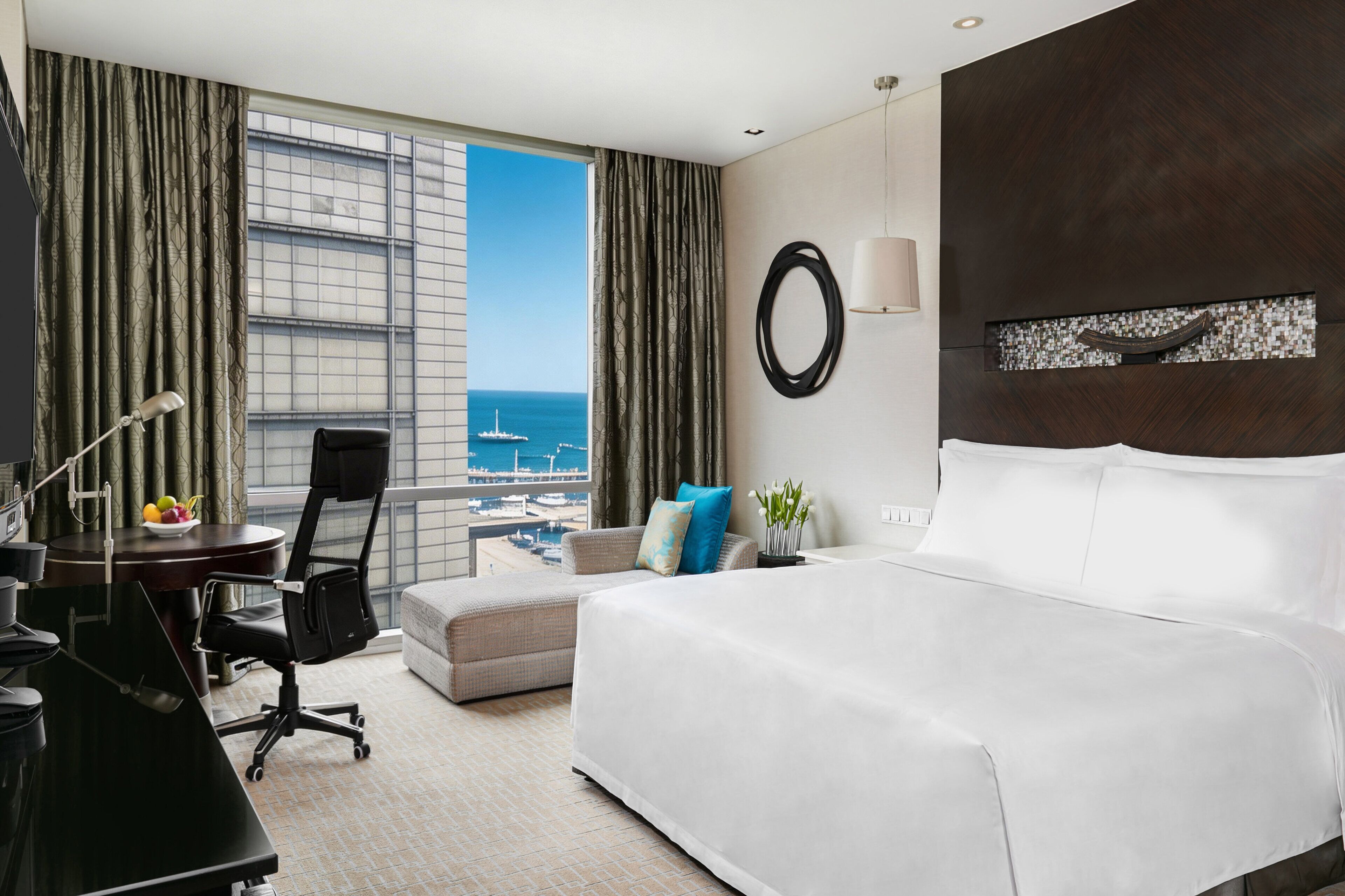 Habitación clásica, 1 cama de matrimonio grande, vistas al mar | Ropa de cama de alta calidad, minibar, caja fuerte y escritorio