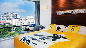 Habitación de hotel con una cama grande, vista a la ciudad y un cabecero de madera.