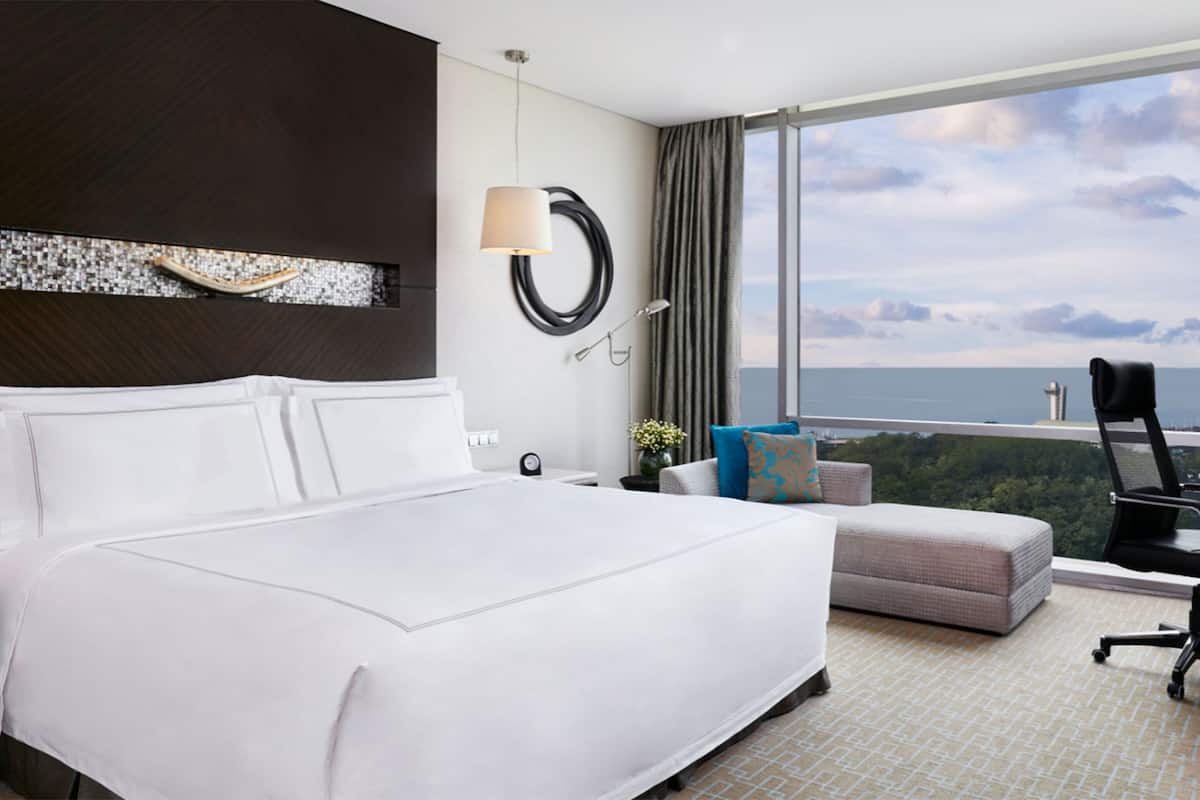 Habitación clásica, 1 cama King size, con acceso al salón lounge del club, vista al océano | Ropa de cama de alta calidad y minibar