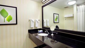 Ensemble baignoire-douche, articles de toilette (gratuits)