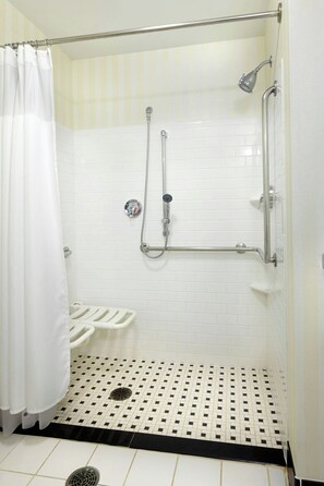 Ensemble baignoire-douche, articles de toilette (gratuits)