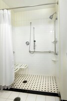 Bañera con ducha, artículos de tocador gratuitos, secador de pelo