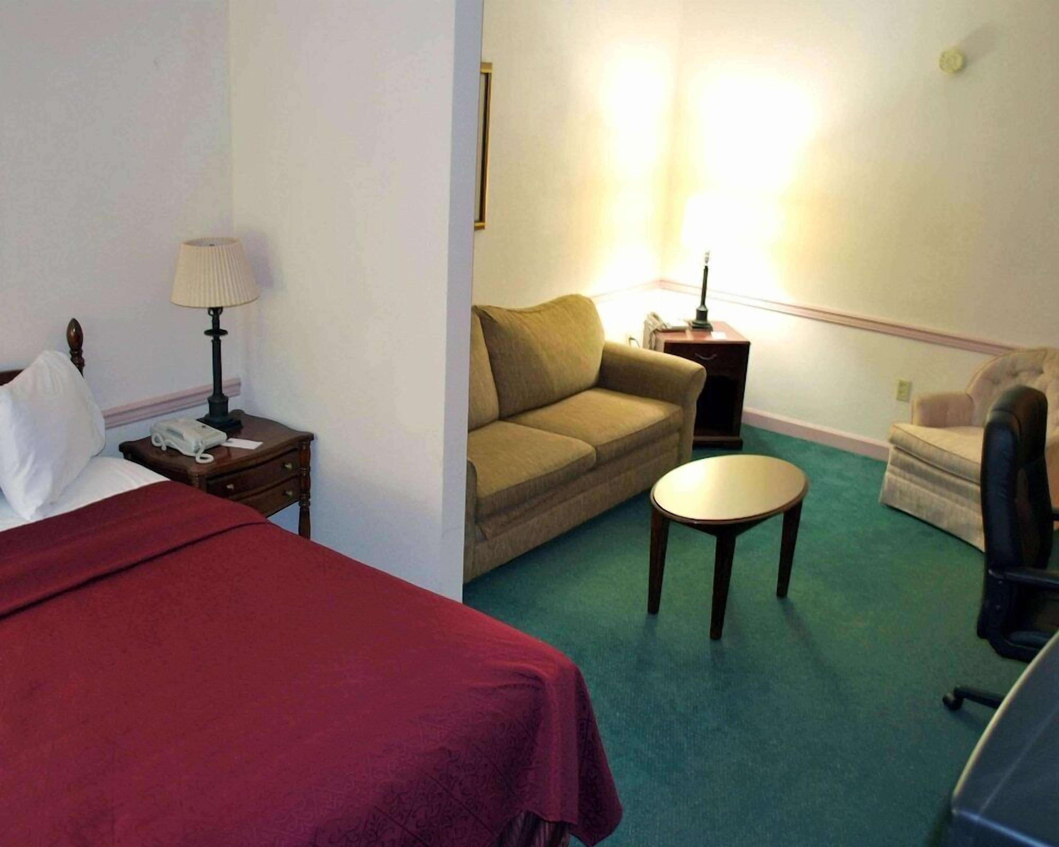 Desk, iron/ironing board, rollaway beds, free WiFi