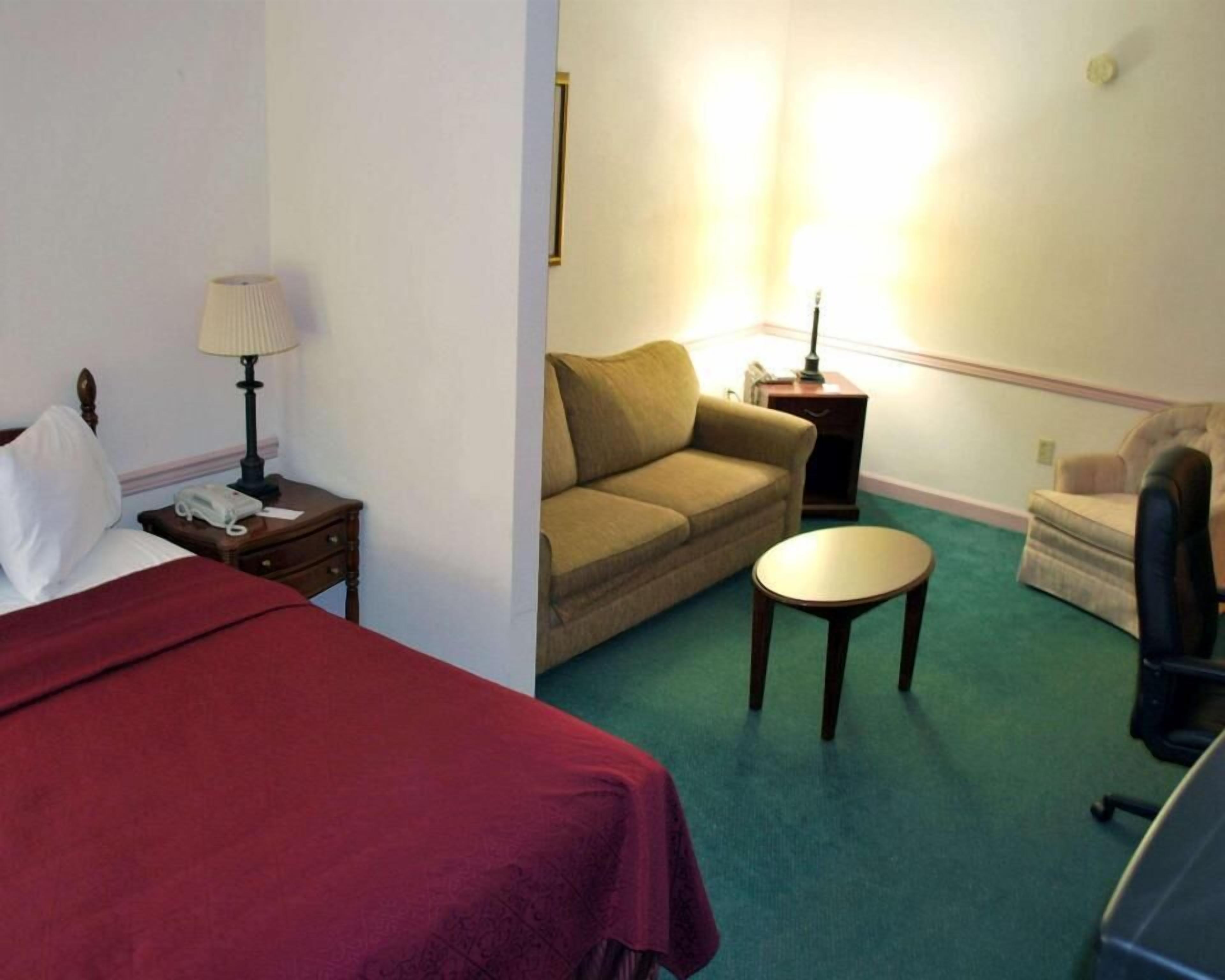 Desk, iron/ironing board, rollaway beds, free WiFi