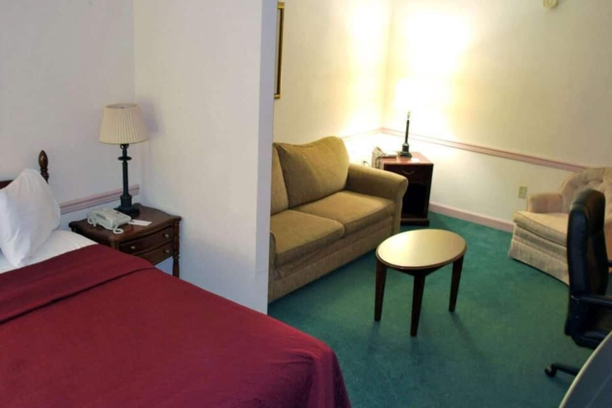 Desk, iron/ironing board, rollaway beds, free WiFi