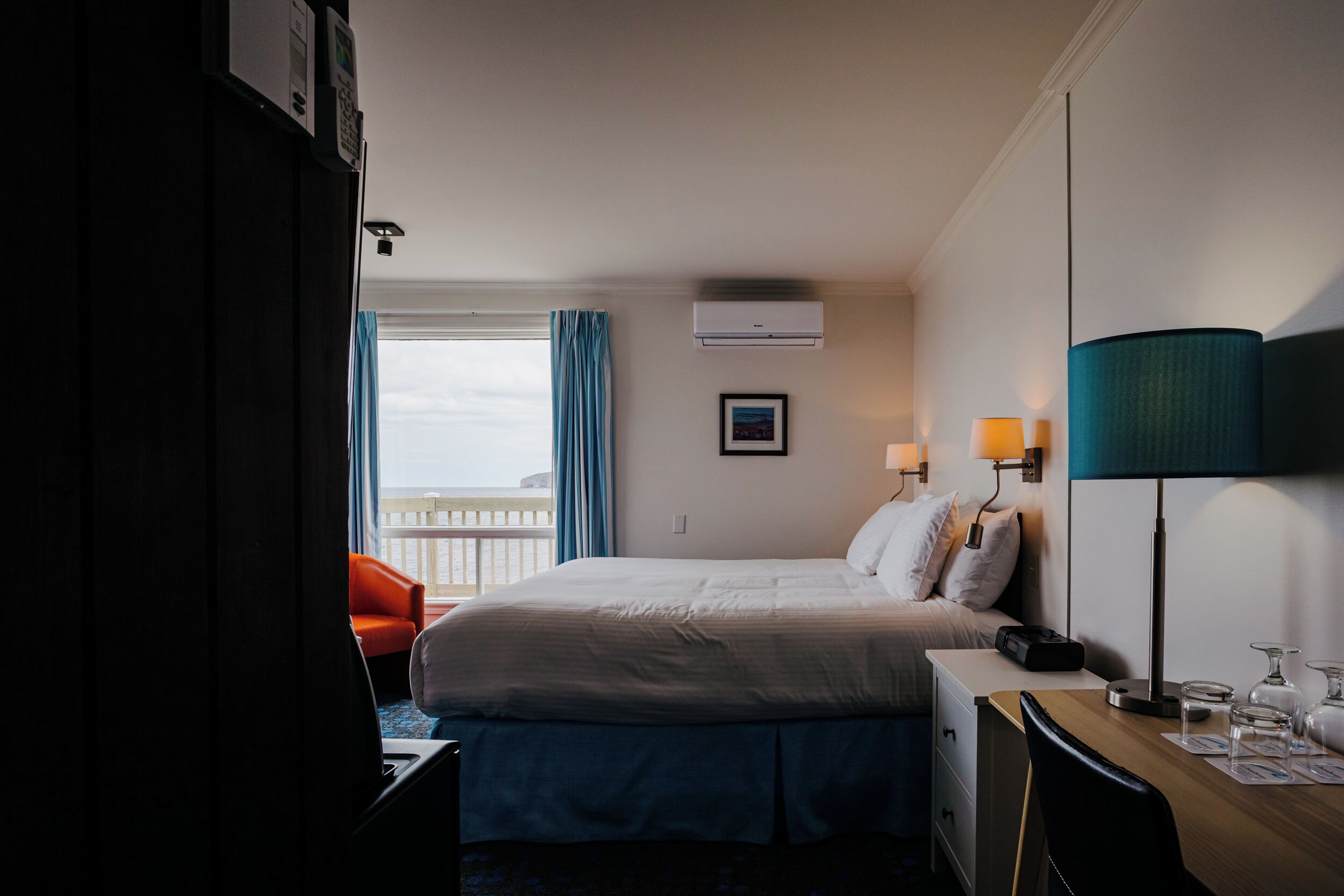 classic room, 1 queen bed (percé rock) | desk, iron/ironing board, rollaway beds, free wifi