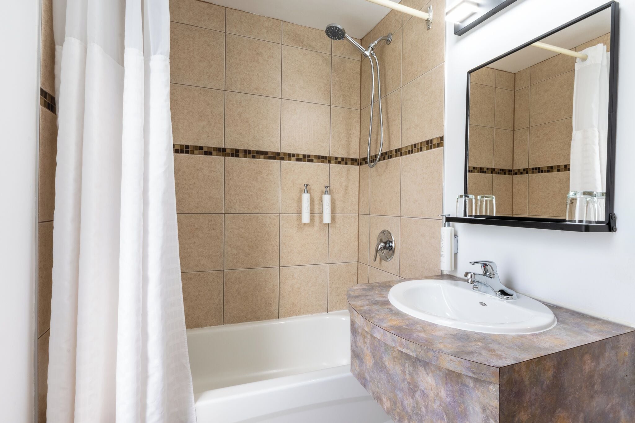 Un baño con bañera, lavamanos y ducha.
