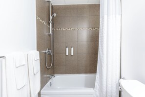Chambre Signature ( Rock view) | Salle de bain | Ensemble douche/baignoire, articles de toilette gratuits, sèche-cheveux