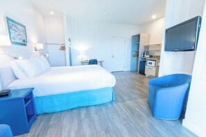 Habitación Confort (Bonaventure Island view) | Escritorio, tabla de planchar con plancha, camas supletorias